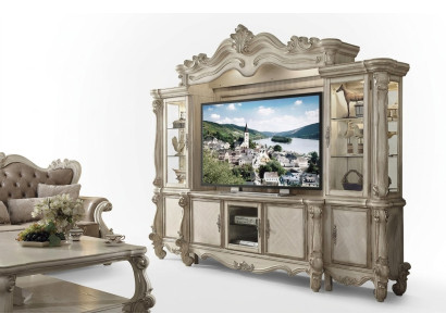 Klassiche parete attrezzata in stile barocco in legno per arredare il soggiorno con mobile tv.
