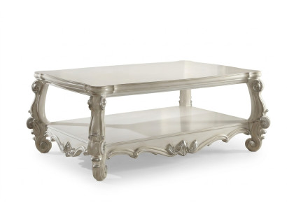 Designer di tavoli classici in legno nobile da salotto e tavolino da appoggio decorativo di stile barocco.