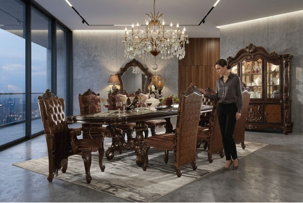 Set da sala da pranzo con vetrina, tavolo, 8 sedie, comò, decorazioni, specchio, in stile barocco.