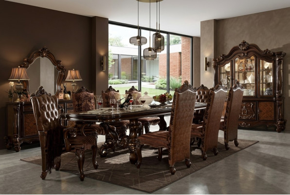 Set da sala da pranzo con vetrina, tavolo, 8 sedie, comò, decorazioni, specchio, in stile barocco.