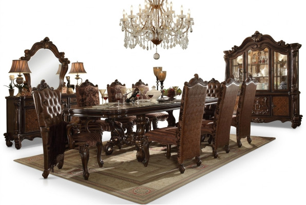 Set da sala da pranzo con vetrina, tavolo, 8 sedie, comò, decorazioni, specchio, in stile barocco.