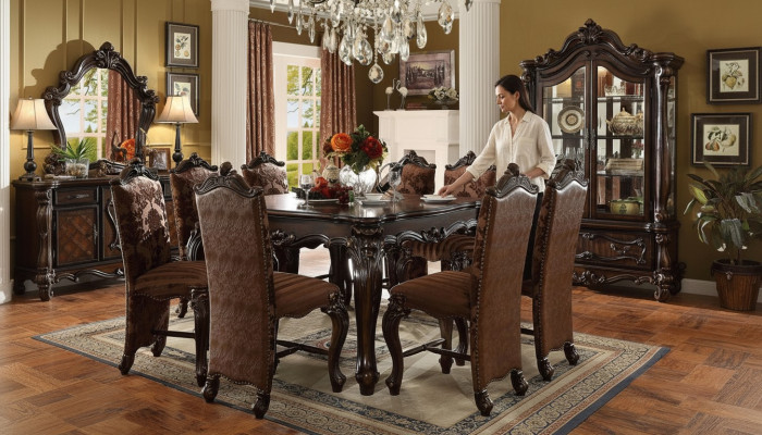 Tavolo da pranzo classico in legno con set di 8 sedie per sala da pranzo.