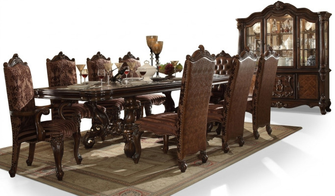 Classico set di 8 sedie in pelle Chesterfield marrone.