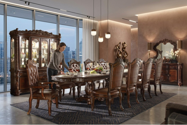 Sala da pranzo con mobile Vetrina, Tavolo con 10 sedie, Comò, Specchio in stile Barocco.
