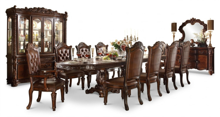 Sala da pranzo con mobile Vetrina, Tavolo con 10 sedie, Comò, Specchio in stile Barocco.