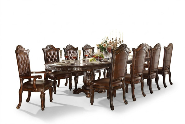 Lussuoso set da sala da pranzo in stile barocco con tavolo da pranzo designer e sedie Chesterfield marroni.