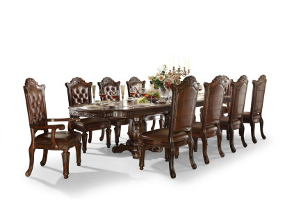 Lussuoso set da sala da pranzo in stile barocco con tavolo da pranzo designer e sedie Chesterfield marroni.