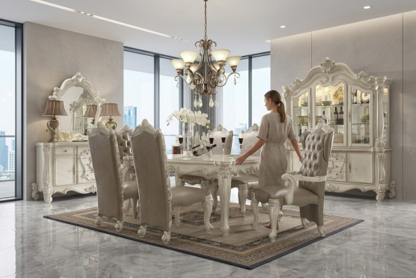 Set da pranzo bianco del designer con tavolo, sedie, credenza e specchio.