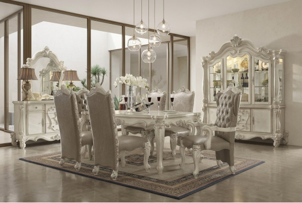 Set da pranzo bianco del designer con tavolo, sedie, credenza e specchio.