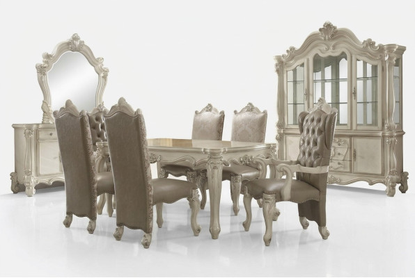 Set da pranzo bianco del designer con tavolo, sedie, credenza e specchio.