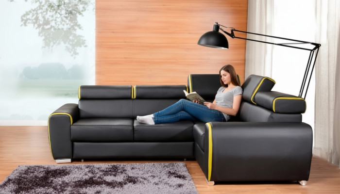 Divano ad angolo design a L con funzione letto in pelle e tessuto.