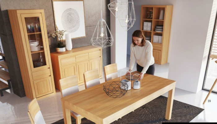 Set di salotto con 8 pezzi. Comprende comò, 4 sedie con schienale, vetrina e credenza. Nuovo.