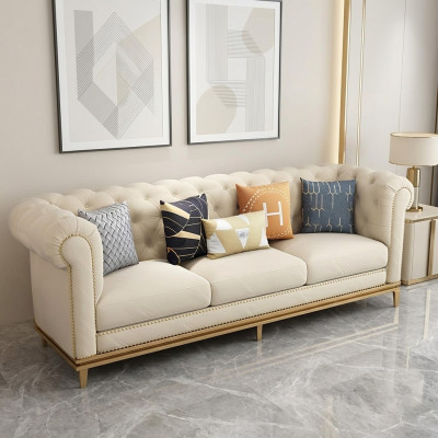 Classico divano a tre posti, design Chesterfield in stile italiano.