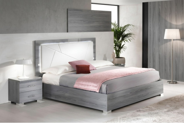 Set da camera da letto con letto e 2 comodini, 3 pezzi. Mobili italiani di lusso per hotel, nuovi.