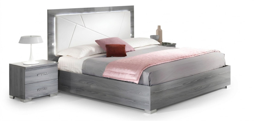 Set da camera da letto con letto e 2 comodini, 3 pezzi. Mobili italiani di lusso per hotel, nuovi.