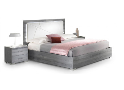 Set da camera da letto con letto e 2 comodini, 3 pezzi. Mobili italiani di lusso per hotel, nuovi.