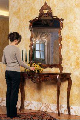Specchiera in stile country con console in stile console e specchio marrone.