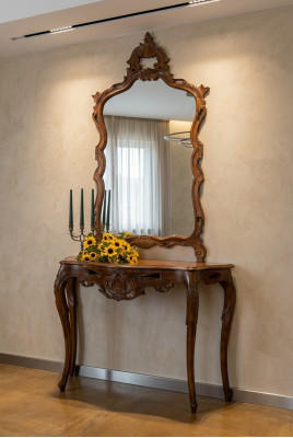 Specchiera in stile country con console in stile console e specchio marrone.
