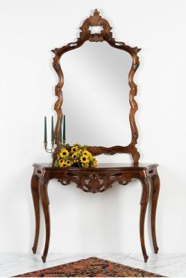 Specchiera in stile country con console in stile console e specchio marrone.
