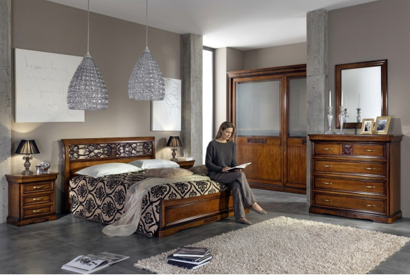 Set completo per camera da letto in marrone, armadio, letto, comodino, cassettiera, specchio.