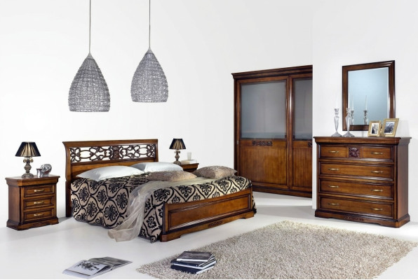 Set completo per camera da letto in marrone, armadio, letto, comodino, cassettiera, specchio.