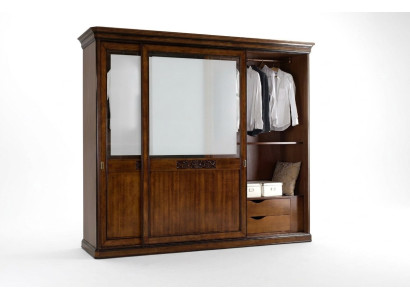 Mobili armadio a ante scorrevoli in legno per l'arredamento di camere da letto italiane.