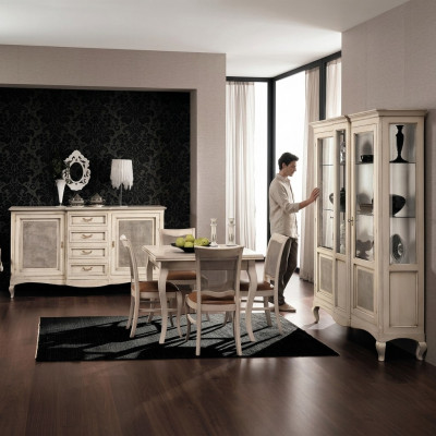 Set da pranzo in legno nuovo con 4 sedie, tavolo, credenza - gruppo di mobili da sala da pranzo 7 pezzi.  Set da pranzo in legno nuovo con 4 sedie, tavolo, credenza - gruppo di mobili da sala da pranzo 7 pezzi.