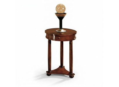 Tavolini da salotto rotondi in design di lusso per tavolini da caffè aggiuntivi per il soggiorno.   Tavolini da salotto rotondi di lusso come tavolini da caffè supplementari per il soggiorno.