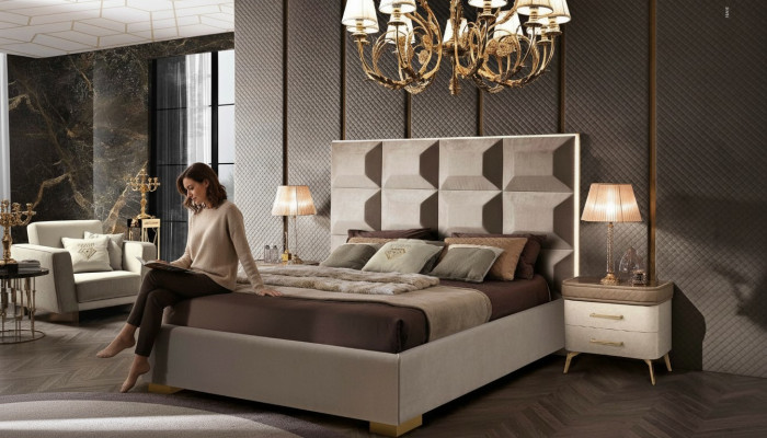 Letto in legno matrimoniale marrone moderno con struttura letto.