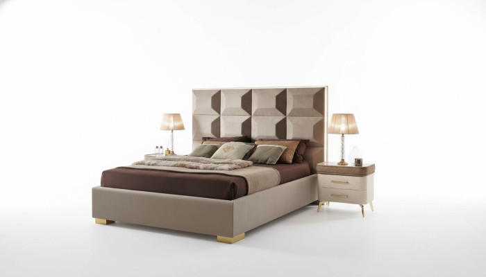 Letto in legno matrimoniale marrone moderno con struttura letto.