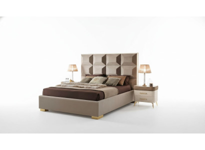 Letto in legno matrimoniale marrone moderno con struttura letto.