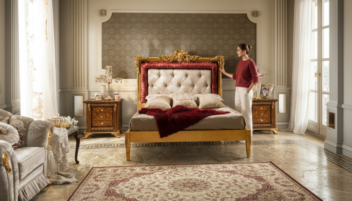 Letto matrimoniale lusso in legno marrone, cornice letto design classico.
