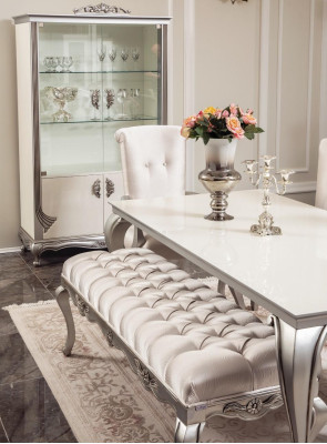 Esclusivi mobili da sala da pranzo classica con dettagli decorativi.