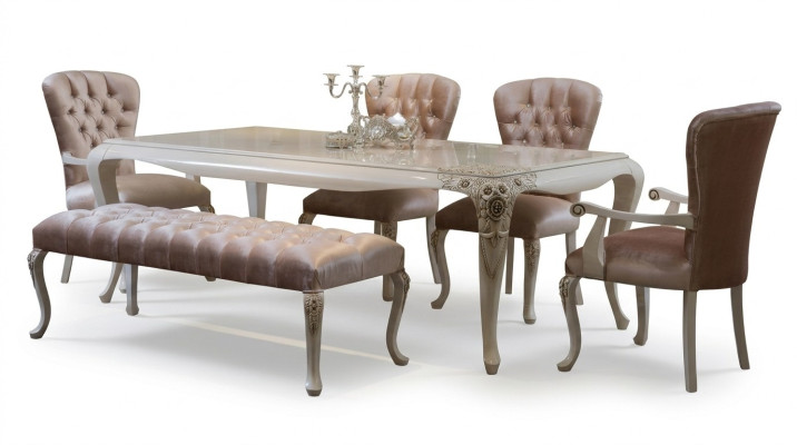 Set di mobili da sala da pranzo classico in rosa tenue in legno naturale.