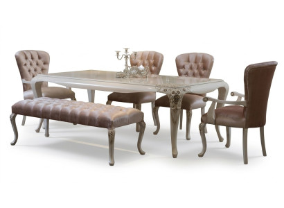 Set di mobili da sala da pranzo classico in rosa tenue in legno naturale.