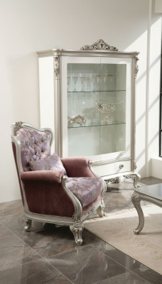 Sedia classica con motivo floreale, divano lilla monoposto, barocco rococò.