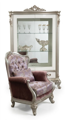 Sedia classica con motivo floreale, divano lilla monoposto, barocco rococò.