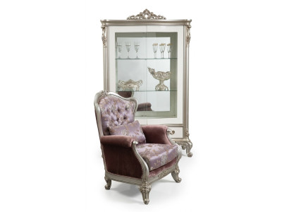 Sedia classica con motivo floreale, divano lilla monoposto, barocco rococò.