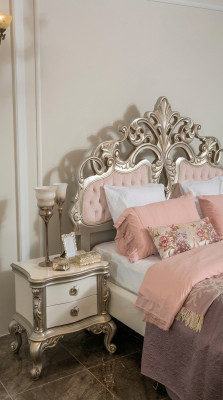 Set di comodini francesi con consolle, tavolini da appoggio, 2 pezzi argento.  Set di comodini francese con consolle, tavolini da appoggio, 2 pezzi argento.