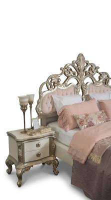 Set di comodini francesi con consolle, tavolini da appoggio, 2 pezzi argento.  Set di comodini francese con consolle, tavolini da appoggio, 2 pezzi argento.
