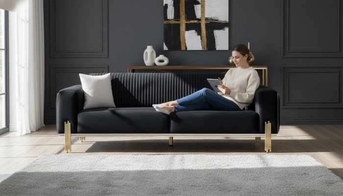 Divano a tre posti in velluto con struttura in metallo dorato, design moderno e imbottitura. Nuovi.