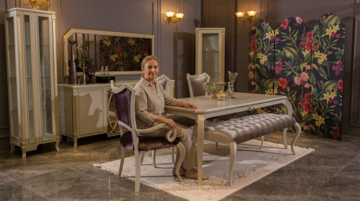 Set sala da pranzo di design 8 pezzi, tavolo da pranzo, sedia, cassettiera, vetrina, sgabello, legno