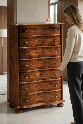 Mobiletto di lusso in legno stile italiano. Comò in stile barocco antico nuovo.