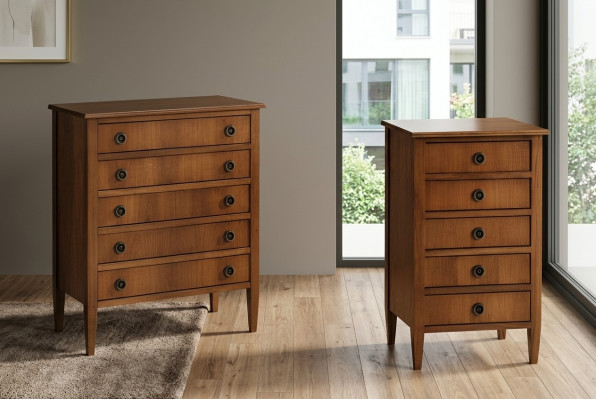 Insieme di mobili italiani massicci - armadio alto, cassettiera, credenza per un arredamento di classe.