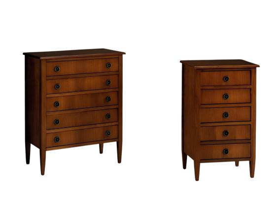 Insieme di mobili italiani massicci - armadio alto, cassettiera, credenza per un arredamento di classe.