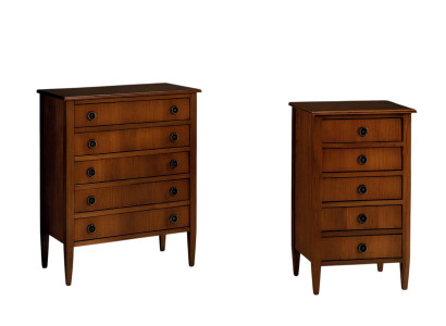 Insieme di mobili italiani massicci - armadio alto, cassettiera, credenza per un arredamento di classe.