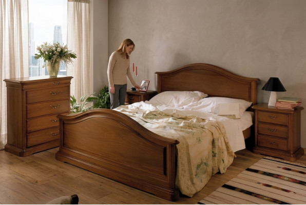 Acquista un ampio letto matrimoniale in stile classico semplice in legno naturale.