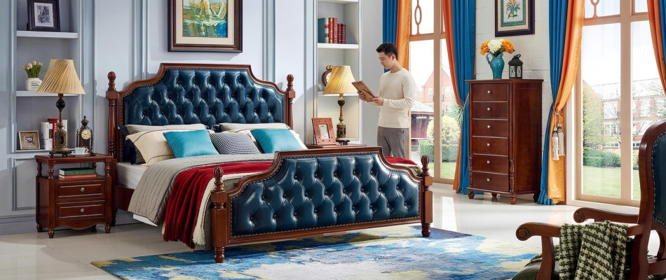 Letto matrimoniale Chesterfield di lusso in legno per camera da letto con mobili imbottiti.