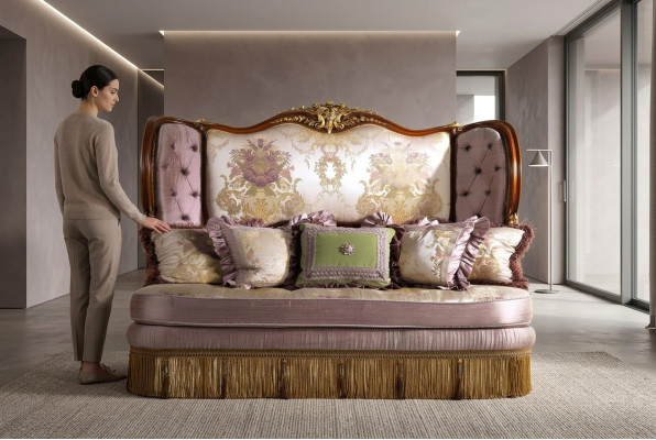 Eleganza senza tempo: elegante divano Chesterfield viola a tre posti per la tua casa.
