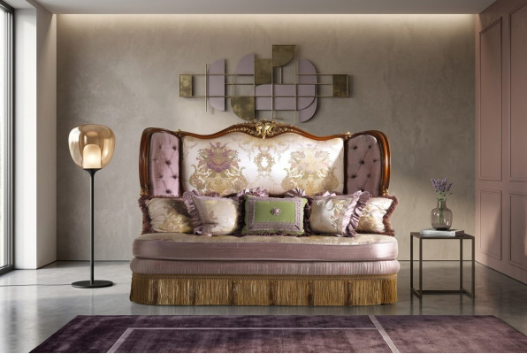 Eleganza senza tempo: elegante divano Chesterfield viola a tre posti per la tua casa.